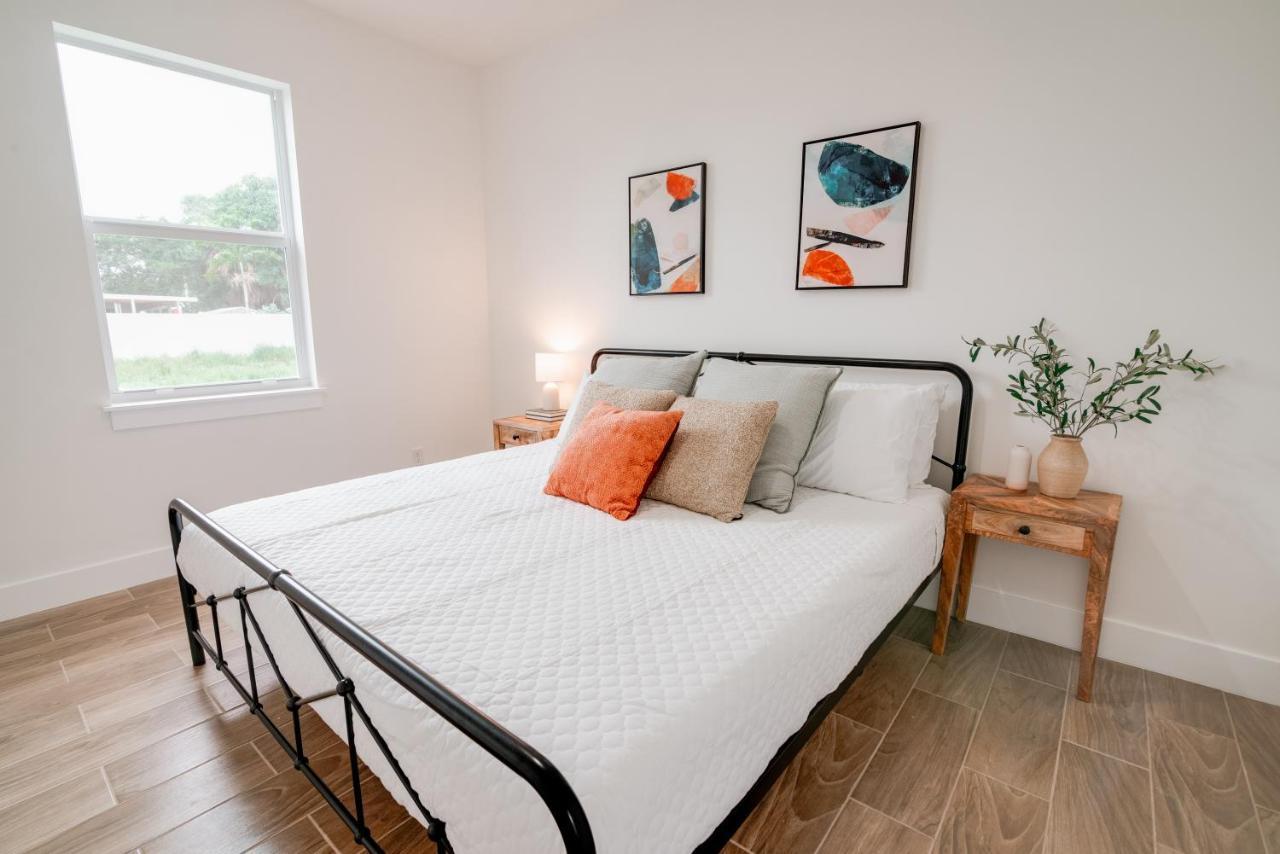 Private Cottage - King Beds, Brand New, Near Beach, Golfing, Shopping & Restaurants Lake Worth Beach Exterior photo